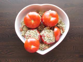 Jak zapéct rajčata plněná ochuceným kuskusem | recept