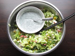 Jak na salát z čínského zelí, krabích tyčinek a vajíček | recept na zeleninový salát
