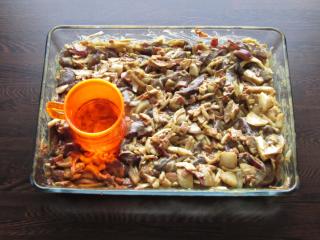 Jak v troubě připravit pikantní vepřová játra s cibulí, česnekem a slaninou | recept