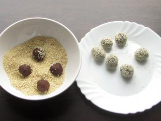 Jak na čokoládové lanýže s tahini pastou | recept na čokoládové lanýže obalené v kakau