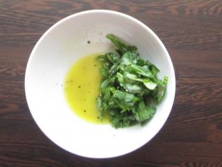 Jak z quinoy připravit zdravý salát s řepou, jablkem a rozinkami | recept