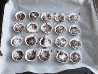 Jak na nepečené čokoládové košíčky s kokosem a marcipánem | recept