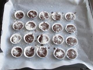 Jak na nepečené čokoládové košíčky s kokosem a marcipánem | recept Jak na nepečené čokoládové košíčky s kokosem a marcipánem | recept