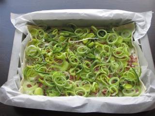 Jak upéct slaný listový koláč se slaninou, sýrem a pórkem | recept na slané pohoštění Jak upéct slaný listový koláč se slaninou, sýrem a pórkem | recept na slané pohoštění
