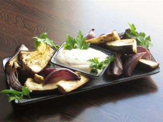 Jak připravit teplý lilkový salát s Tahini dresinkem | recept Jak připravit teplý lilkový salát s Tahini dresinkem | recept