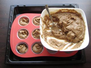 Jak upéct voňavé datlové muffiny s chalvou | recept