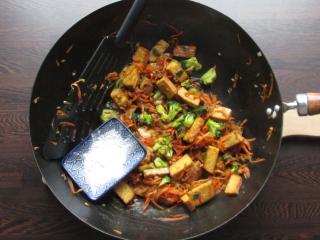 Jak na rychlé asijské stir fry s tofu a čínskými nudlemi | recept