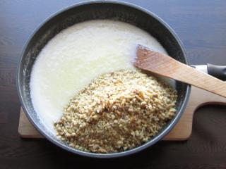 Jak upéct božský špaldový koláč s kardamomem a karamelovo-ořechovou | recept glazurou Jak upéct božský špaldový koláč s kardamomem a karamelovo-ořechovou | recept glazurou