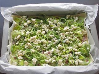 Jak upéct slaný listový koláč se slaninou, sýrem a pórkem | recept na slané pohoštění Jak upéct slaný listový koláč se slaninou, sýrem a pórkem | recept na slané pohoštění