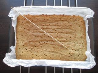 Jak upéct arašídové řezy s medem | recept na dezert Jak upéct arašídové řezy s medem | recept na dezert
