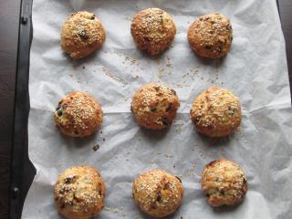 Jak upéct vláčné Cottage bochánky s olivami a sušenými rajčaty | recept Jak upéct vláčné Cottage bochánky s olivami a sušenými rajčaty | recept