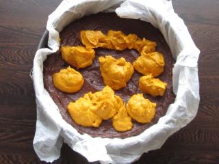 Jak upéct čokoládový brownie dort s dýňovou cheesecake nádivkou | recept