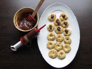 Jak upéct křehké koláčky s oříšky a čokoládovou tečkou | recept