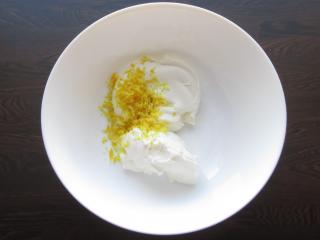Jak upéct neodolatelný citronový koláč s krémem z bílé čokolády | recept