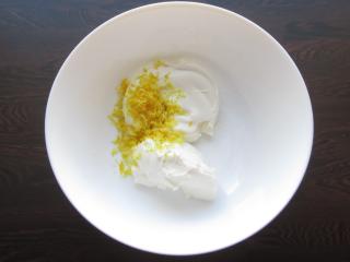 Jak upéct neodolatelný citronový koláč s krémem z bílé čokolády | recept