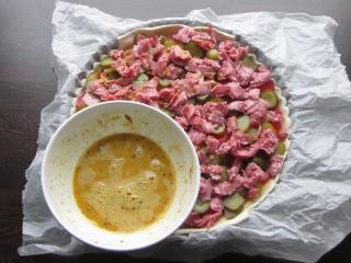 Jak upéct listový koláč nevšedních chutí | recept se sýrem a suchým salámem Jak upéct listový koláč nevšedních chutí | recept se sýrem a suchým salámem