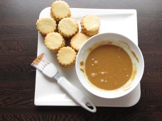 Jak upéct jednoduchá marcipánová kolečka s kávovou polevou | recept na cukroví Jak upéct jednoduchá marcipánová kolečka s kávovou polevou | recept na cukroví