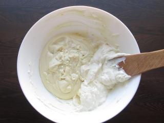 Jak upéct neodolatelný citronový koláč s krémem z bílé čokolády | recept