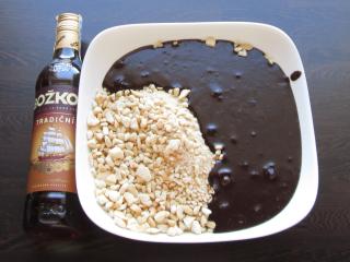 Jak upéct piškotové řezy s nugátem a čokoládovou polevou | retro recept Jak upéct piškotové řezy s nugátem a čokoládovou polevou | retro recept