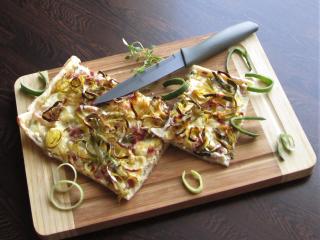 Jak upéct slaný listový koláč se slaninou, sýrem a pórkem | recept na slané pohoštění Jak upéct slaný listový koláč se slaninou, sýrem a pórkem | recept na slané pohoštění