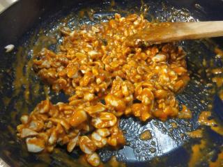 Jak upéct čtverečky s arašídy v karamelu | recept