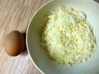 Jak upéct bramborové placky s cibulkou a sýrem | recept na bramborové placky podle receptu ze třicátých let minulého století