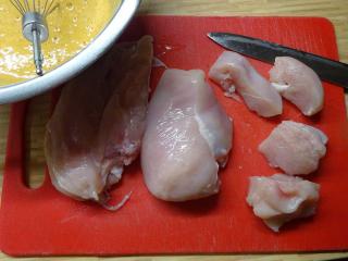 Jak usmažit kuřecí kousky v pikantním těstíčku | recept