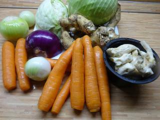Jak připravit salát s hlávkovým zelím, křenem, mrkví a cibulí | recept