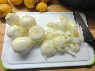 Jak upéct cibulovou krkovičku s bramborem | recept na pečenou krkovici