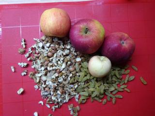 Jak upéct jablečné řezy s ořechy na plech | rychlý a jednoduchý moučník