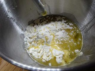 Jak upéct hruškový koláč z jogurtového těsta | recept