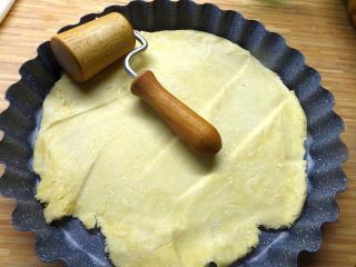 Jak upéct slaný koláč s vinnou klobásou a karamelizovanou cibulí | recept
