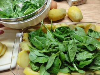 Jak zapéct brambory s vejci, špenátem a sýrem | recept z jedné pánve