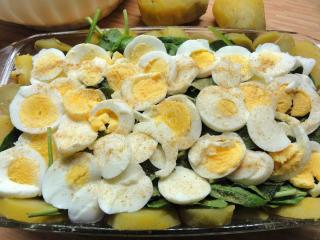 Jak zapéct brambory s vejci, špenátem a sýrem | recept z jedné pánve