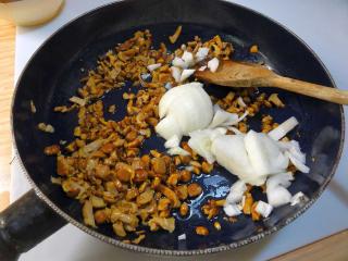 Jak upéct závin z listového těsta s liškami | recept s houbami