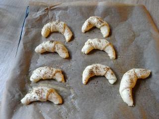Jak upéct rohlíčky z kynutého těsta s náplní | recept na slané i sladké pečivo