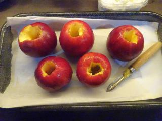 Jak upéct jablka plněná mákem s karamelovou omáčkou | recept