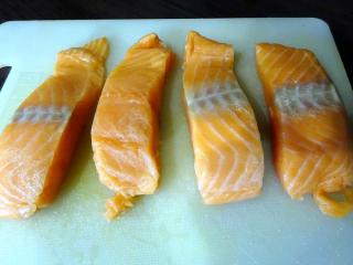 Jak připravit filet z lososa se zapečenými brambory | rychlé recepty