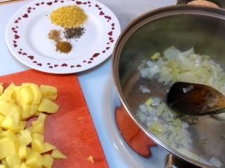 Jak uvařit indickou bramborovou polévku s hráškem | základ