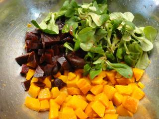 Jak namíchat salát z polníčku, červené řepy a pečené dýně