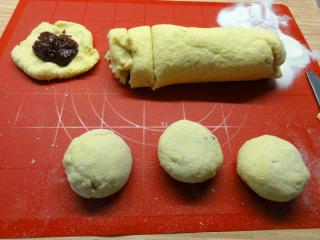 Jak uvařit povidlové bramborové knedlíky | válení těsta