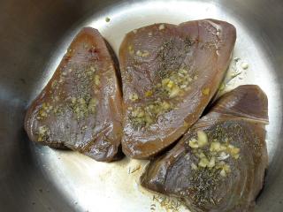 Jak ugrilovat tuňáka s provensálským kořením, paprikou a bramborami
