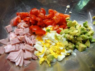 Jak připravit těstovinový salát s pestem a avokádem | nakrájená zelenina