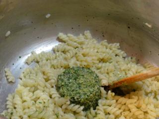 Jak připravit těstovinový salát s pestem a avokádem | příprava pesta