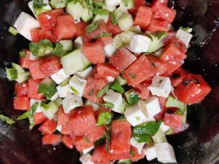 Jak připravit netradiční saláty z melounu a okurek | 2 recepty