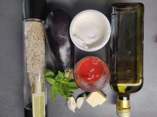 Jak připravit grilovaný lilek s řeckým jogurtem a česnekovou omáčkou | recept