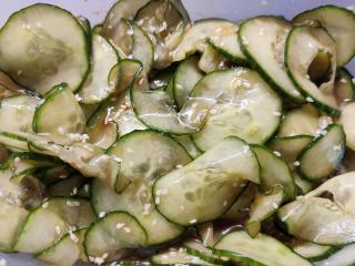 Jak připravit netradiční saláty z melounu a okurek | 2 recepty