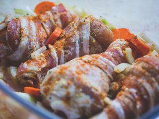 Jak upéct marinované kuřecí paličky se slaninou| recept