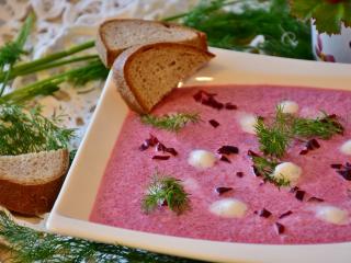 Potřebujeme 500 g červené řepy, 1 cibuli, 1 malou lžičku fenyklu a anýzu, sušený tymián, pár kapek jablečného nebo vinného octa, pohárek zakysané smetany, cukr na dochucení. Cibuli nakrájíme nadrobno a restujeme v hrnci na oleji. Přidáme semínka fenyklu, anýzu a trochu tymiánu. Očištěnou červenou řepu nakrájíme na hrubší kousky a společně restujeme. Zalijeme vodou, osolíme a dosladíme (ale nemusíme, řepa je dost sladká) a vaříme doměkka. Dochutíme, přidáme smetanu a rozmixujeme tyčovým mixérem.