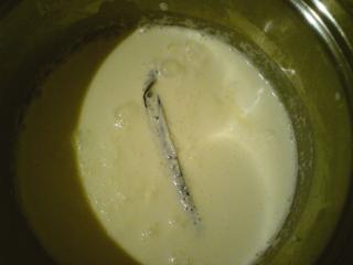 Troubu rozehřejte na 180 °C. Poté připravte vanilkový krém: šlehačku a mléko nalijte do vhodného hrnce. Vanilkový lusk rozpulte, vydlabejte dřeň a vše přihoďte do hrnce. Nechte projít varem a odstavte.